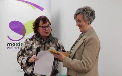 Yolanda Arrieta Geure Gelatik azokaren omendua, "lekukoa" eskuan, pozarren