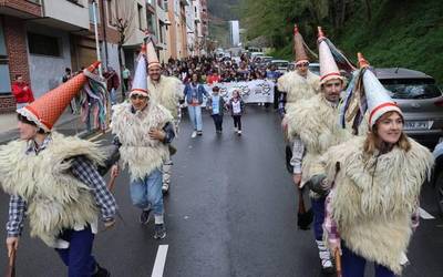 Euskararen aldeko aldarria kalera atera dute Mendaroko eskola-umeek