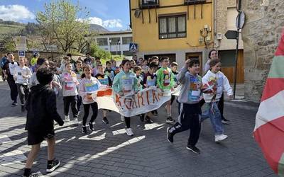 Eskuz esku pasatu dute lekukoa Antzuolako Korrika Txikian