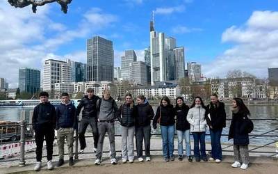 Wiesbadenen, Frankfurten, elkartasun lasterketa batean parte hartzen eta familia artean igaro zuten aste amaiera Laudio BHI-ko ikasleek Alemanian