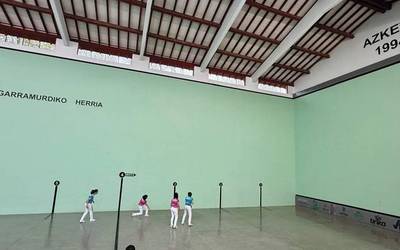 Zugarramurdiko frontoi berritua inauguratzeko Nafarroako irekiko lehen partida jokatu dute