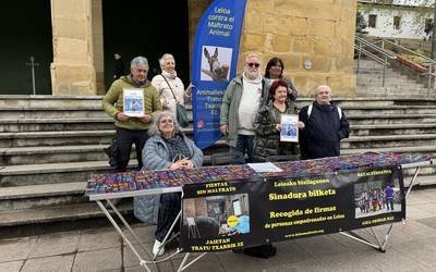Animaliekiko tratu txarrik ez! taldeak 3.100 sinadura aurkeztu ditu Leioako Udalean, asto-probak ordezkatzeko herri ekimena bultzatzeko