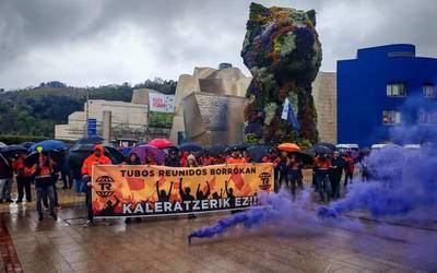Bilboko erdigunera eraman dituzte Tubos Reunidoseko langileek greba mugagabearen aldarrikapenak
