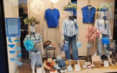 Zumaiako establezimenduak urdinez jantzi dira, Autismoaren Nazioarteko Egunean