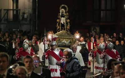 Hilobirako Prozesio Santua egin dute kandelen argipean