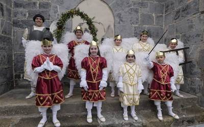 Meza, Aingeru Pausoak eta prozesioa, Ostiral Santuan Aian