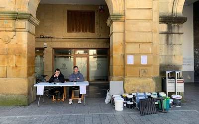 Gaztetxerako materiala bildu dute gaur plazan