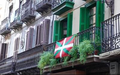 Aberri Egunean, ikurrinak atera dituzte leihoetara eta balkoietara