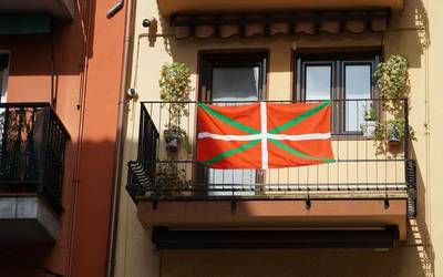 Aberri Egunarekin bat eginez, ikurrinak balkoietan