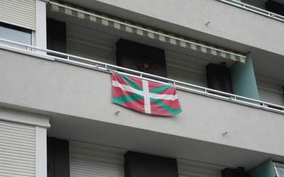 Ikurrina zintzilikatu dute balkoian hainbat herritarrek