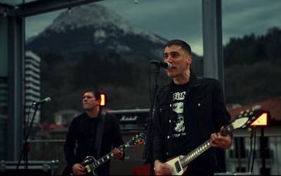 Maniaks taldearen  'Labanak' bideoklipa, 'Paradisu Faltsuak' disko berria iragartzeko