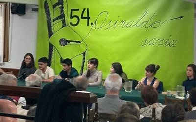 Osinalde Sariketako finalean kantatu dute Haira Aizpurua saratarrak eta Eki Mateorena leitzarrak