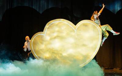 Aita baten haurtzaroko oroitzapenak, hodeien arteko bidaian kontatuta