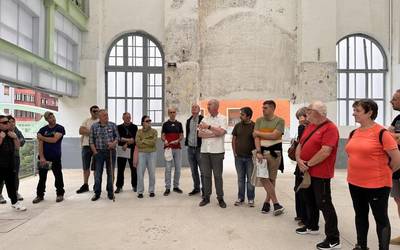 Deba ibaia hobeto ezagutu eta aztertu zuten Soraluzen adituekin batera egindako ibilaldi didaktikoan