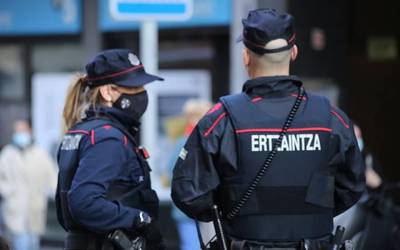 Gazte bat atxilotu dute Durangon gizon bati labanaz eraso egitea egotzita