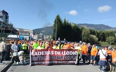Maderas de Llodio eta Tubos Reunidoseko piketeek bat egin dute gaur Laudion