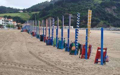 Debako Udalak hondartzan toldoak, aulkiak gordetzeko zerbitzua eta aldagelak kudeatzeko lizitazioa abiatu du