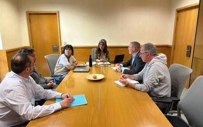 Udal gobernu taldea Renfe eta ADIF-ekin bildu da herriko tren-estazioen egoeraz hitz egiteko
