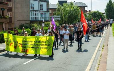 Eskumaldeako ehunka lagunek lan eta bizitza duinak aldarrikatu dituzte Algortan Maiatzaren Lehenean