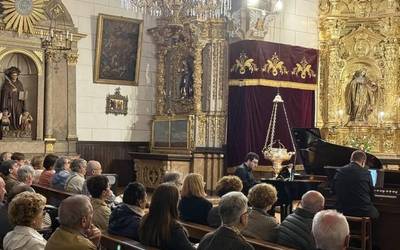 Pianoaren eta harmoniumaren fusioa eraman du Aire(h)arik Santa Kutz komentura