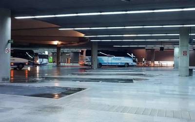 Autobus geltokiaren itoginei aurre egiteko, tapaki erraldoia