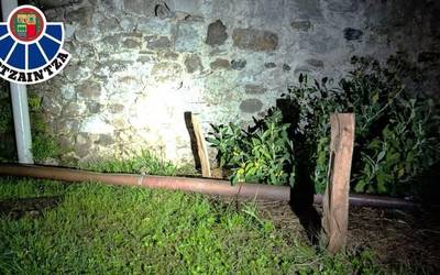 21 urteko gazte bat atxilotu dute Mendaron Trinitate baselizako teilatu-hodiak lapurtzea leporatuta
