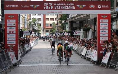 Vicent Zaragozak esprint estuan irabazi du Eibarko Valenciaga oroitzarrea