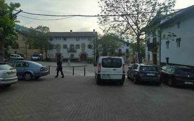 Iturmendiko plaza oinezkoendako bihurtu dute