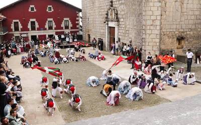 Tranpapeko gaueko erromeriaren xarma berreskuratuta, Erromeria Eguna goizaldeko ordu txikiak arte luzatu zen