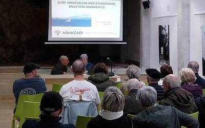 Salatxo aretoan bildutako herritarrek adi-adi entzun dituzte Miren Egaña etnografoaren azalpenak