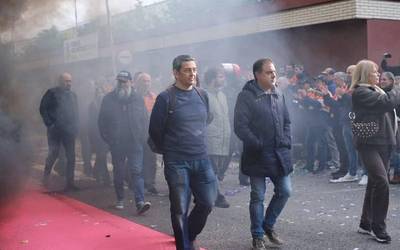 Batzarrean parte hartu nahi izan dutenak sartu dira jadanik Tubos Reunidoseko lantegian aparteko arazorik gabe