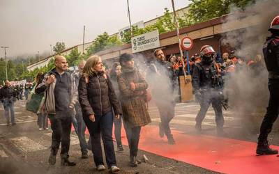 Tubos Reunidoseko greba mugagabea bertan behera uztea eskatu dute goizeko batzarrean parte hartu duten 232 pertsonek