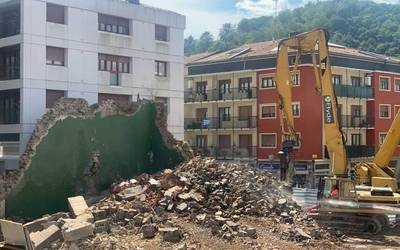 Herritar ugari elkartu da frontoiaren eta haren ondoko etxearen eraisketa ikusteko