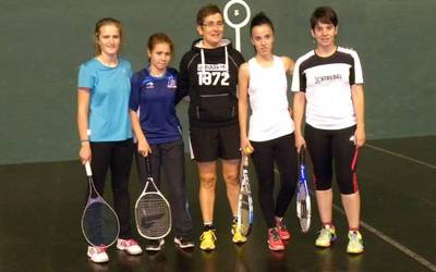 Emakumezkoen binakako lehen frontenis txapelketa antolatu du Beti Gaztek
