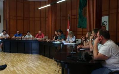 Funtsezko zerbitzuetan atzerapenak sortzea eta kontratu txikiak kateatzea leporatu dio Artziniegako EAJk Udal Gobernuari