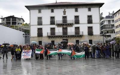 Palestinari abestu diote; Israeli, oihukatu