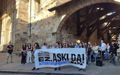 Dozenaka lagun batu dira Arguedasko hilketa matxista salatzeko elkarretaratzean