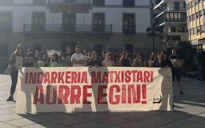 Elkarretaratzea egin dute Arguedasko hilketa matxista gaitzesteko