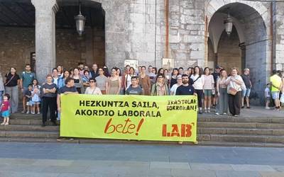 Lanuztea eta mobilizazioa egin dituzte Laudio Ikastolako langileek, Hezkuntza Sailari “akordio laborala betetzea” eskatzeko