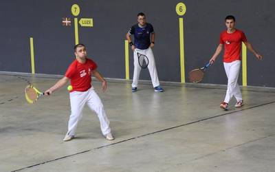 Eibarko Gaztetxea itxi izana salatzeko, bertan behera laga dituzte Mendaron gaur jokatzekoak zituzten frontenis partiduak