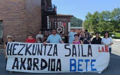 Hezkuntza Sailari lan akordioa betetzeko eskatu diote ikastolako langileek