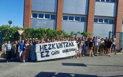 Irakasleen aurkako erasoak areagotu egin direla salatu dute Uribe Kosta BHI institutuko langileek