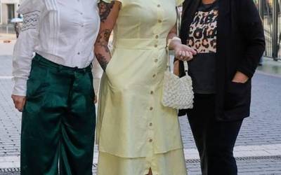 Maltzaga soinekoaz jardun dute Euskadi Irratiko Faktoria irratsaioan Idoia Urubarruk, Vanesa Mateosek eta Sonia Archelik