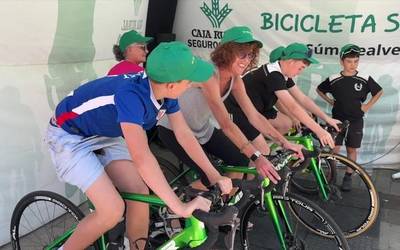 1.000 kilometro eginda bizikleta gainean, 2.000 euro batu dituzte Katxalin elkartearentzat