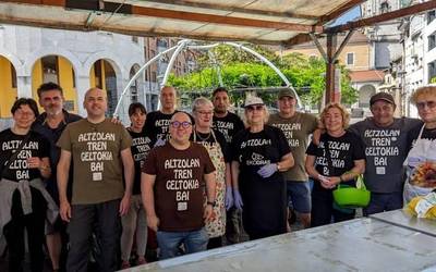 Azoka eta aldarrikapena uztartu ditu Altzolako Auzo Elkarteak