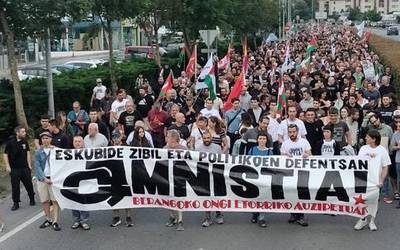 Hiru mila lagun batu dira Berangoko 16 auzipetuen epaiketa salatzeko