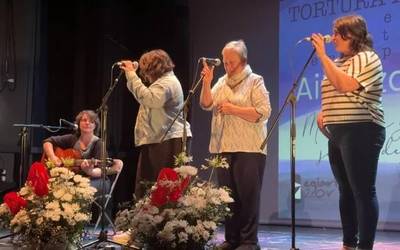[BIDEOA] Mendialdeko torturatuei aitortza egin diete Leitzan