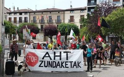 AHTko zundaketen kontrako mendi martxa