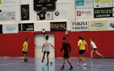 Ostiralera arte luzatu dute emakumezkoen areto futbol txapelketarako izen ematea