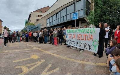 Lantzarteko bizilagunek planto egin diete aparkalekuaren aurka protesta egiteagatik ezarritako isunei